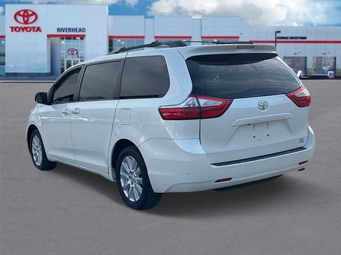 Used 2017 Toyota Sienna XLE image 5