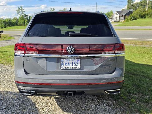 Used 2025 Volkswagen Atlas SE AWD/4WD image 4