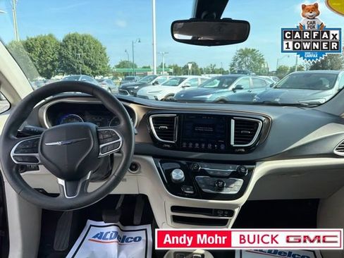 Used 2017 Chrysler Pacifica Touring FWD image 19