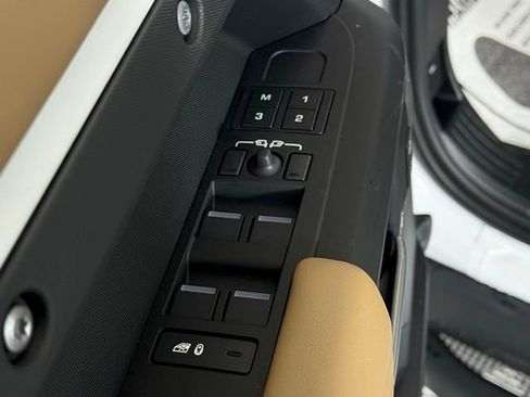 New 2026 Land Rover Defender 110 X-Dynamic SE image 23