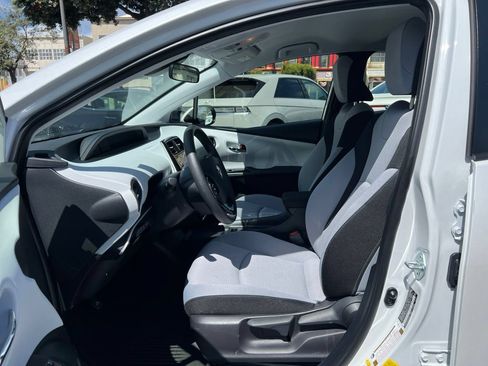 Certified 2022 Toyota Prius LE FWD image 10