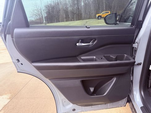 Used 2024 Nissan Pathfinder SL AWD/4WD image 24