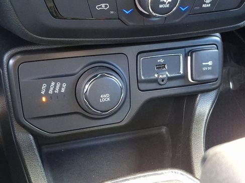 Certified 2021 Jeep Renegade Latitude w/ Luxury Group II image 25