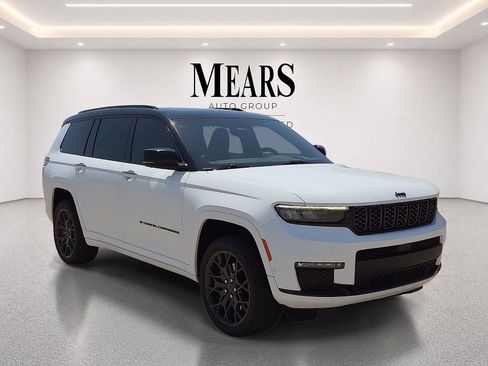 Used 2023 Jeep Grand Cherokee L Summit w/ Advanced Protech Group IV AWD/4WD image 7
