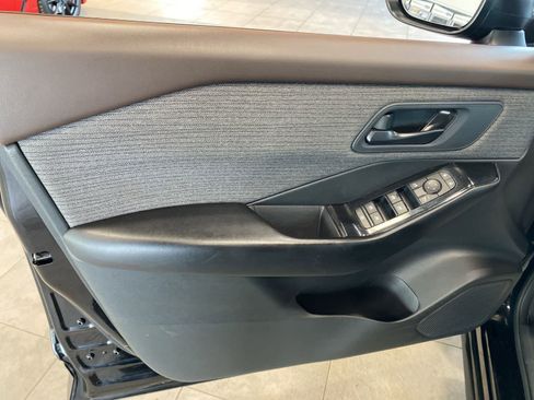 Used 2023 Nissan Rogue S image 17