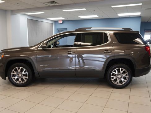 Used 2020 GMC Acadia SLT w/ Driver Alert Package II image 2