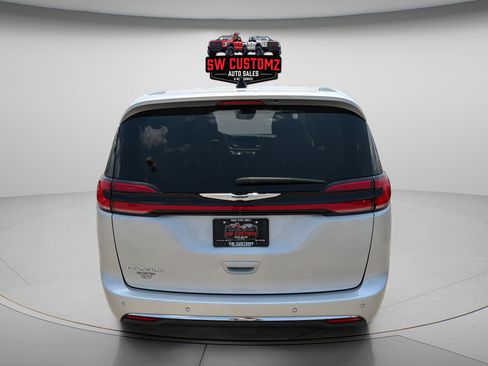 Used 2024 Chrysler Pacifica Touring-L FWD image 6