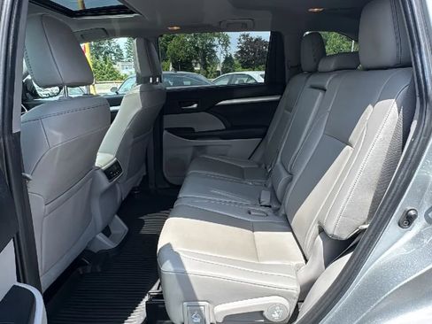 Used 2019 Toyota Highlander XLE AWD/4WD image 15