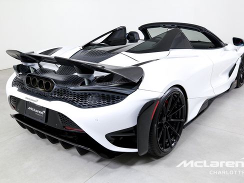 Used 2022 McLaren 765LT image 10