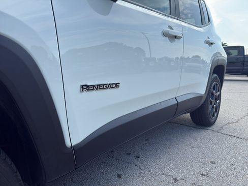 Used 2023 Jeep Renegade Latitude AWD/4WD image 10
