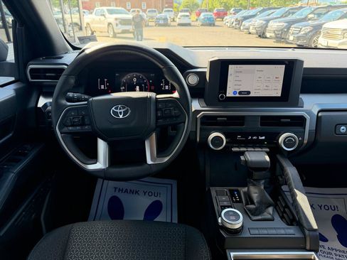Used 2025 Toyota 4Runner SR5 AWD/4WD image 11
