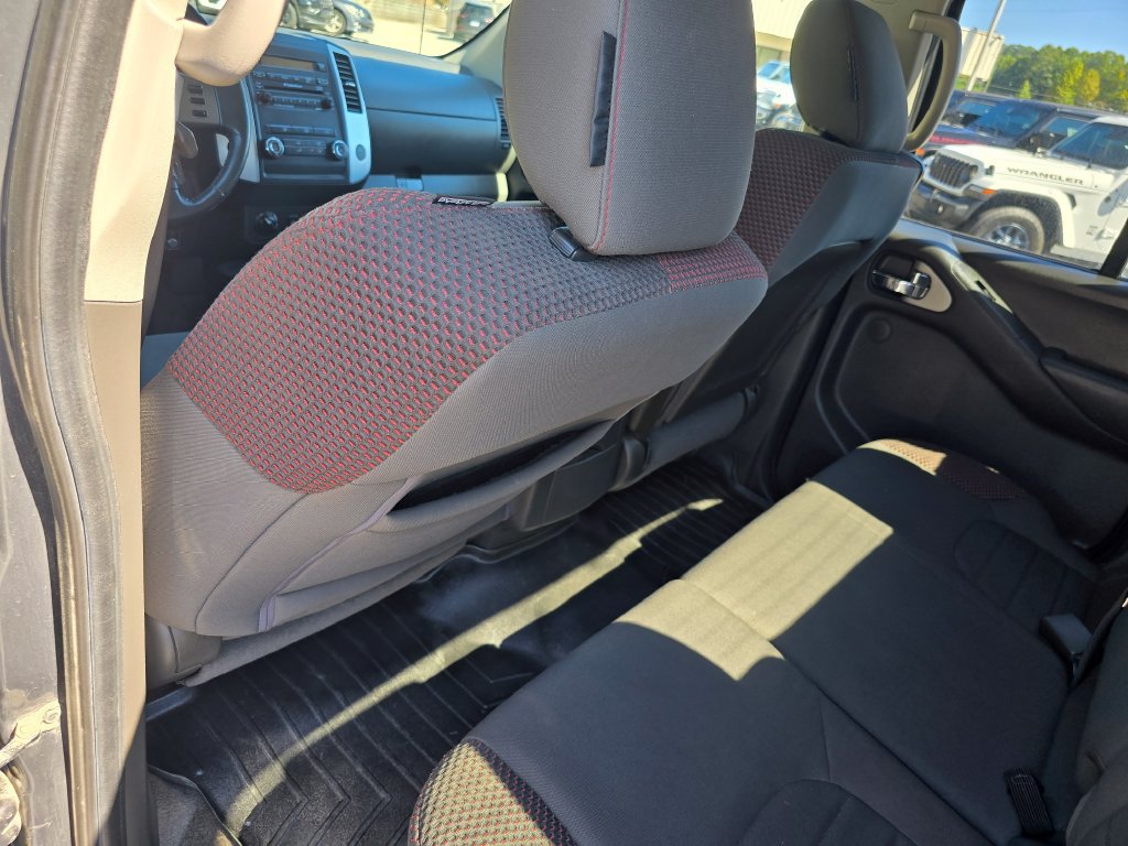 Used 2011 Nissan Frontier PRO-4X AWD/4WD image 23