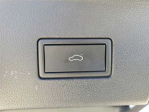 Used 2024 Volkswagen Atlas SE image 36