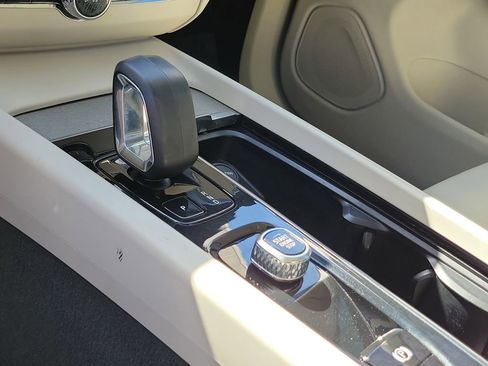 Used 2023 Volvo XC60 B5 Plus image 32