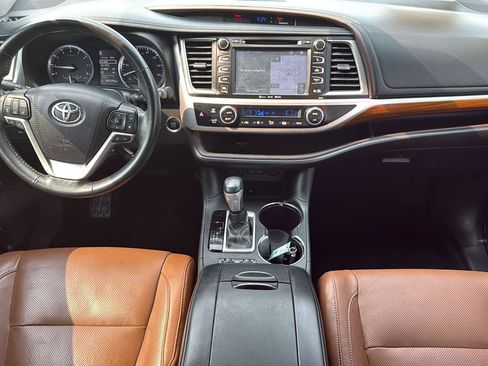 Used 2018 Toyota Highlander Limited FWD image 23