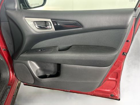 Used 2017 Nissan Pathfinder SV image 31