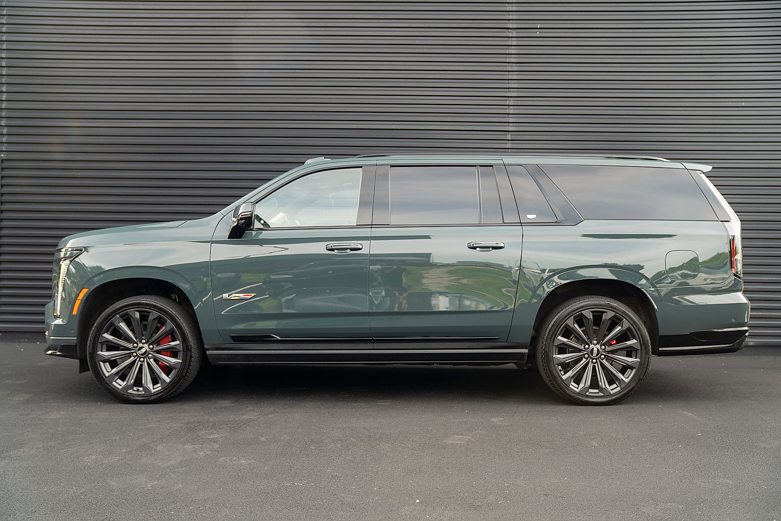 Used 2025 Cadillac Escalade ESV V AWD/4WD image 2