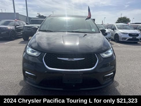 Used 2024 Chrysler Pacifica Touring-L FWD image 2