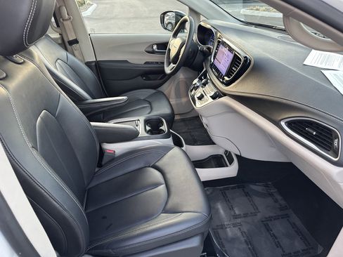 Used 2024 Chrysler Pacifica Select image 24