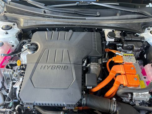 Used 2025 Hyundai Elantra Limited image 32