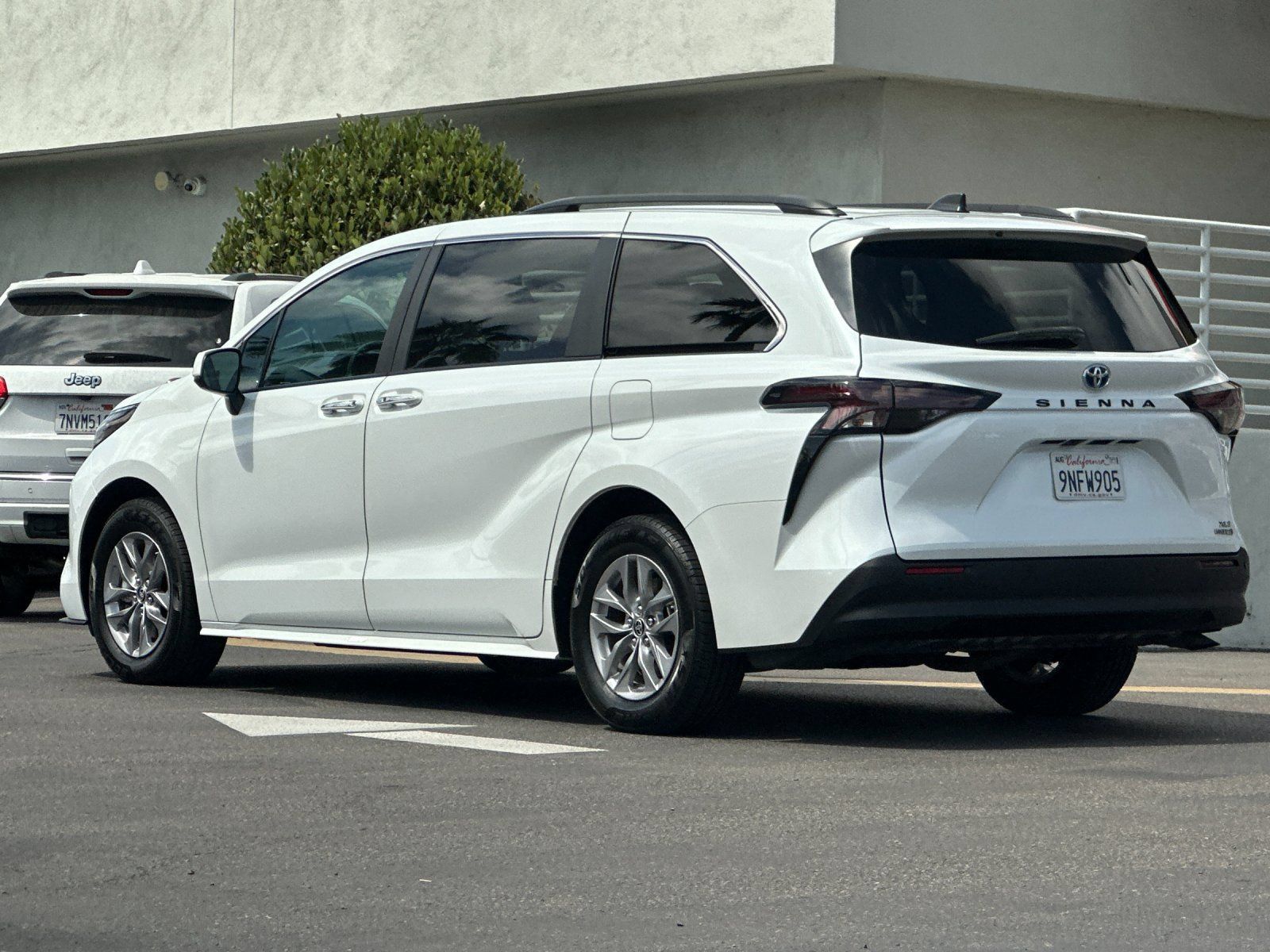 Used 2024 Toyota Sienna XLE FWD image 3