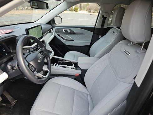 Used 2025 Ford Explorer Platinum w/ LUX Leather Package image 19