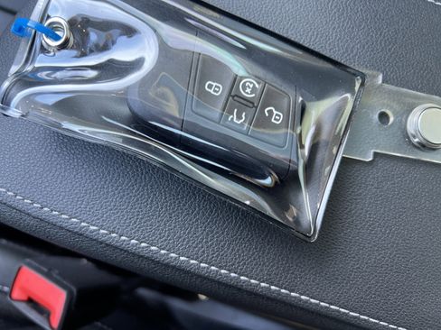 Used 2025 Volkswagen Taos SE image 33