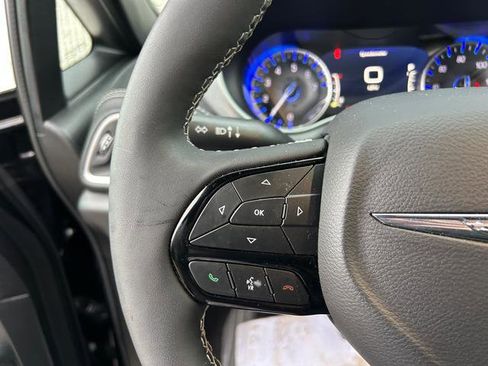 Used 2024 Chrysler Pacifica Touring image 16