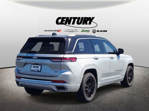 Used 2022 Jeep Grand Cherokee Summit AWD/4WD image 4