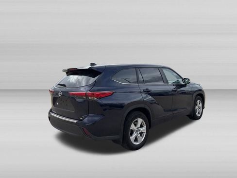 Used 2023 Toyota Highlander LE FWD image 4