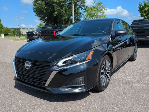 Used 2024 Nissan Altima 2.5 SV FWD image 2