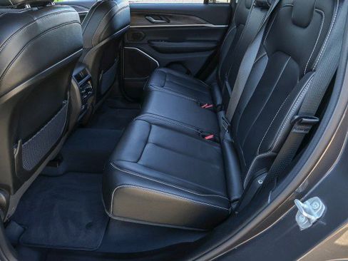 Used 2023 Jeep Grand Cherokee Limited w/ Black Appearance Package image 31