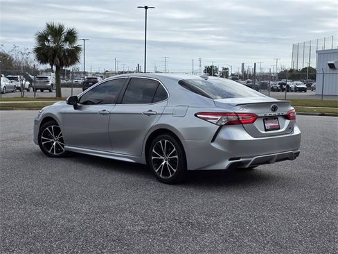 Used 2020 Toyota Camry SE image 4