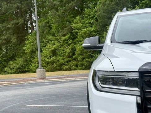 Used 2023 GMC Acadia SLE w/ Driver Convenience Package FWD image 13