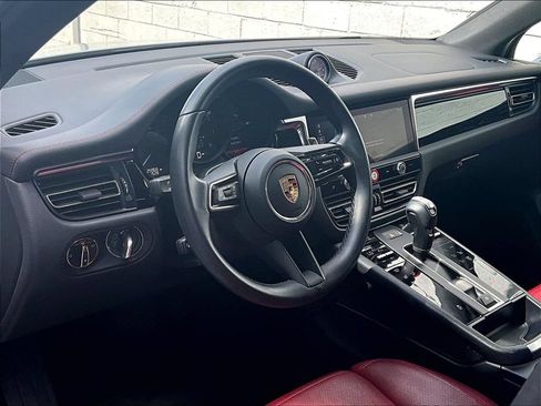 Certified 2024 Porsche Macan AWD/4WD image 4