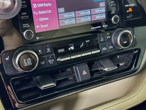 Used 2022 Toyota Highlander XLE FWD image 27