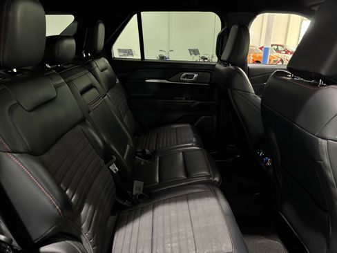 Used 2025 Ford Explorer ST-Line w/ ST-Line Street Pack image 37