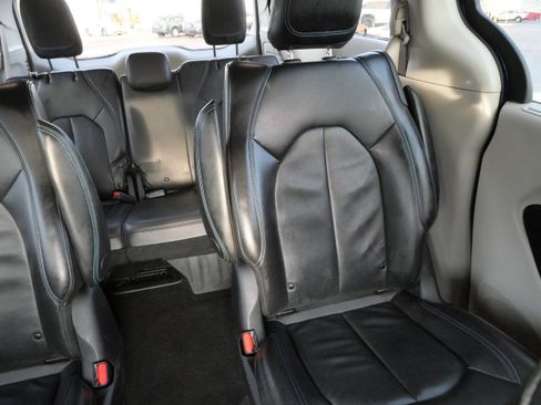 Used 2021 Chrysler Pacifica Touring-L image 14