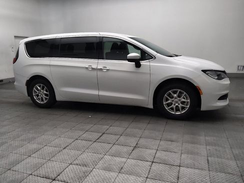 Used 2023 Chrysler Voyager LX FWD image 11