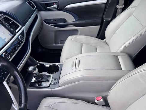 Used 2017 Toyota Highlander XLE FWD image 14