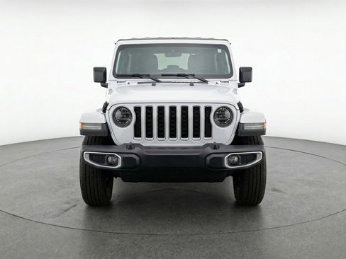 Used 2025 Jeep Wrangler Sahara image 2