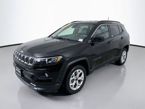 Used 2025 Jeep Compass Latitude AWD/4WD image 3