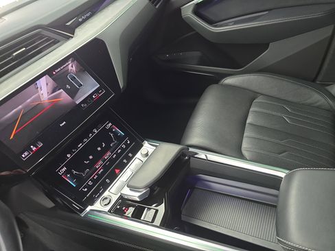 Used 2024 Audi Q8 e-tron Prestige image 25