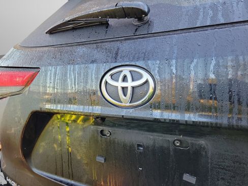Used 2024 Toyota Highlander XLE image 13