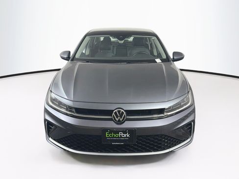 Used 2025 Volkswagen Jetta SE FWD image 2
