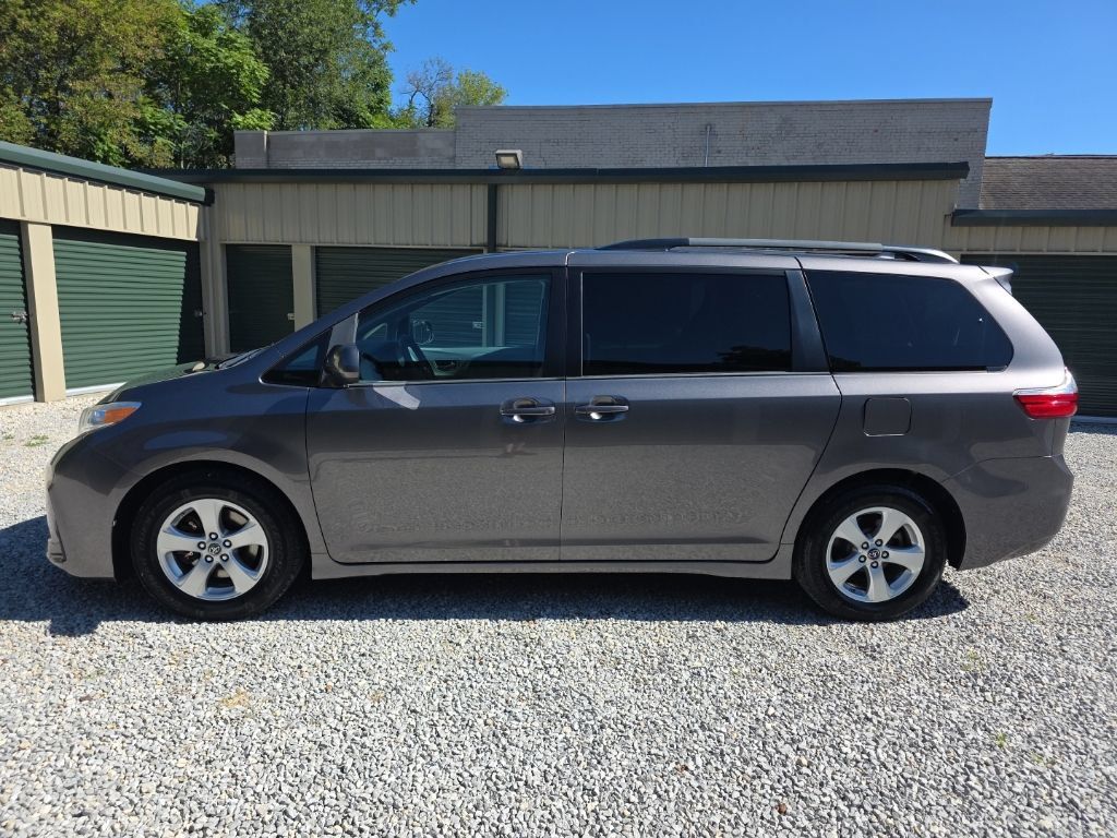 Certified 2018 Toyota Sienna LE FWD image 3