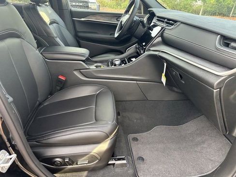 New 2025 Jeep Grand Cherokee Limited w/ Luxury Tech Group II image 13