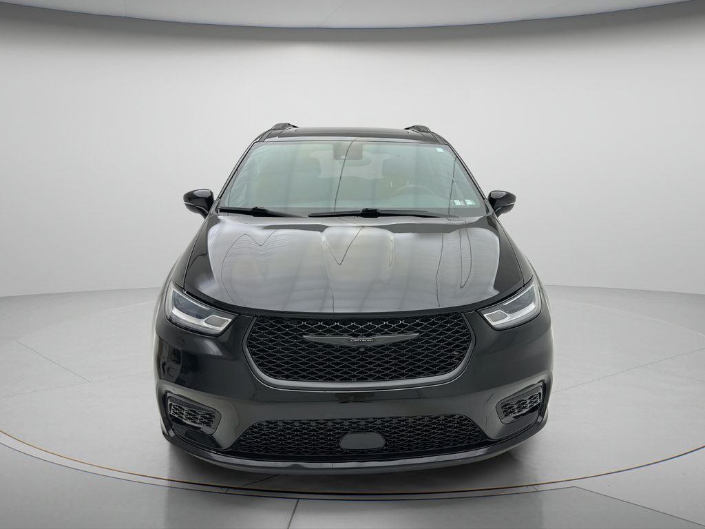 Used 2025 Chrysler Pacifica Limited FWD image 2