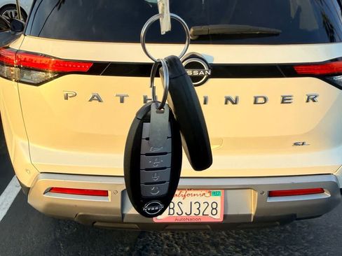 Used 2022 Nissan Pathfinder SL w/ Lighting Package (N92) FWD image 18