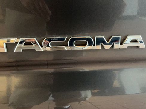 Used 2012 Toyota Tacoma PreRunner w/ SR5 Pkg RWD image 38